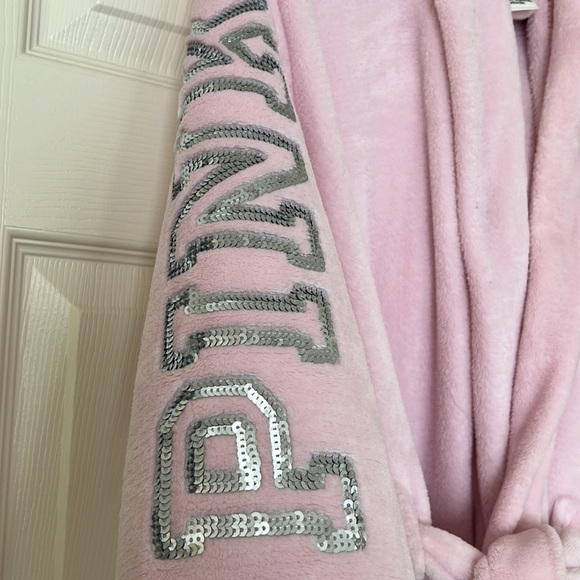 🩷VS PINK Hooded Short Robe🩷 - Picture 2 of 4